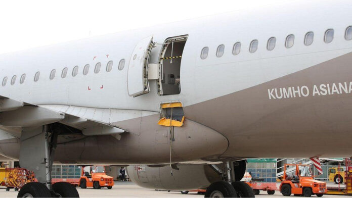 Abren Puerta De Avion Durante Vuelo El Tecolote Diario