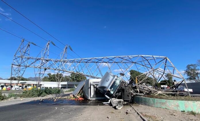 mujer-provoca-choque-de-un-trailer-contra-torre-electrica-en-la-texcoco-lecheria-el-tecolote-diario