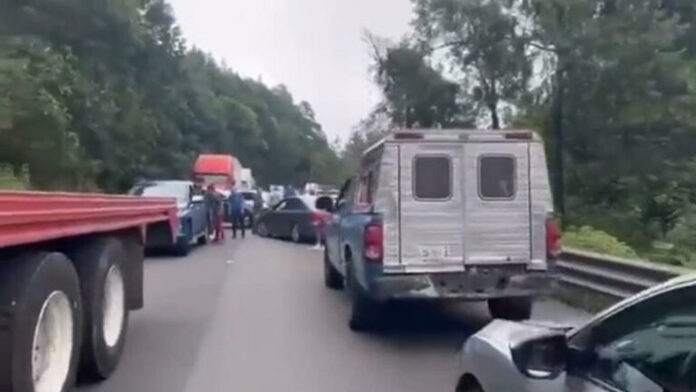 Asaltan a conductores en bloqueo El Tecolote Diario.