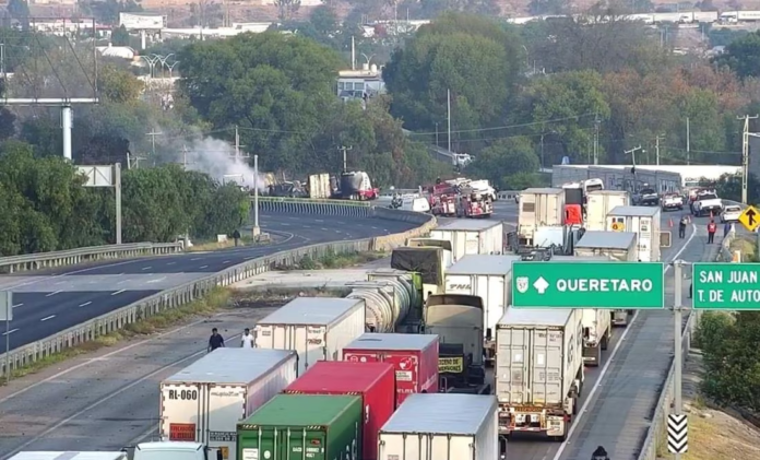 reportan-filas-kilometricas-de-autos-por-cierre-de-la-autopista-mexico-queretaro-el-tecolote-diario