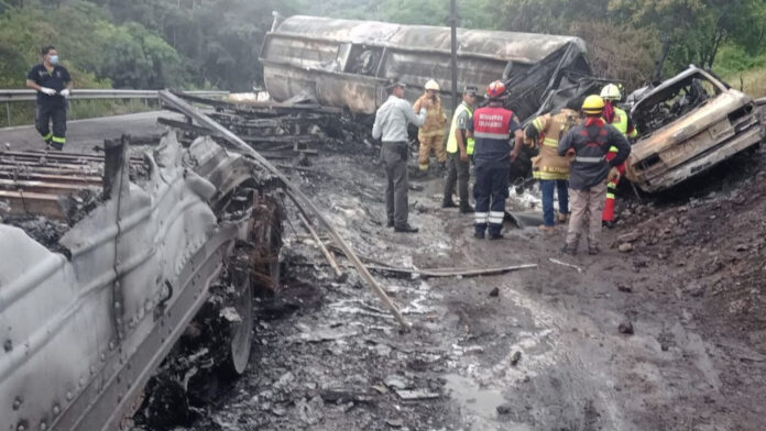 Explosión de pipa en carretera de guerrero deja 8 muertos El Tecolote Diario