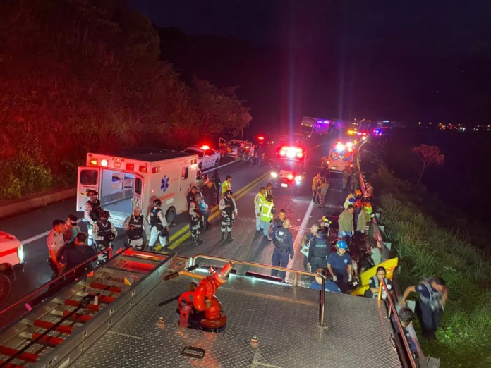 autobus-con-destino-a-tijuana-cae-a-barranco-en-nayarit-el-tecolote-diario