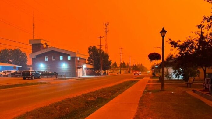 declaran-emergencia-ante-incendios-en-kelowna-canada-el-tecolote-diario