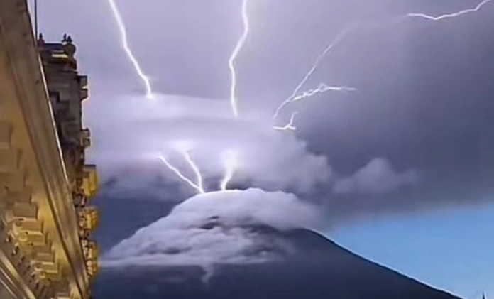 caen-impactantes-rayos-sobre-el-volcan-acatenango-el-tecolote-diario