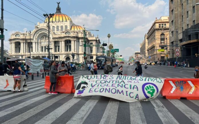 sujeto agrade a colectivas manifestantes el tecolote diario