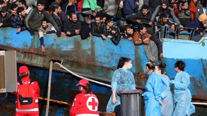 Autoridades griegas reportan haber rescatado 90 migrantes que se encontraban varados en un velero, cerca de la isla Amorgos en el mar Egeo, el Tecolote Diario.