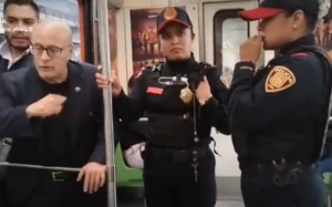 policias-del-metro-esposan-a-ninas-que-se-quedaron-dormidas-el-tecolote-diario