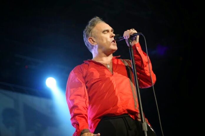 El cantante Morrissey pospone concierto en Ciudad de México por contagio de dengue.