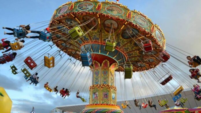 Mujer sale volando de las “sillas voladoras” en parque de diversiones, Brasil