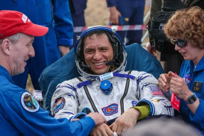 Tras un año varados en el espacio, astronautas regresan a la Tierra