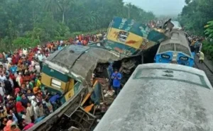 17 muertos deja un choque de trenes en Bangladesh