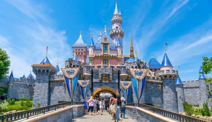 Detienen a hombre por pasear desnudo en parque de Disneyland