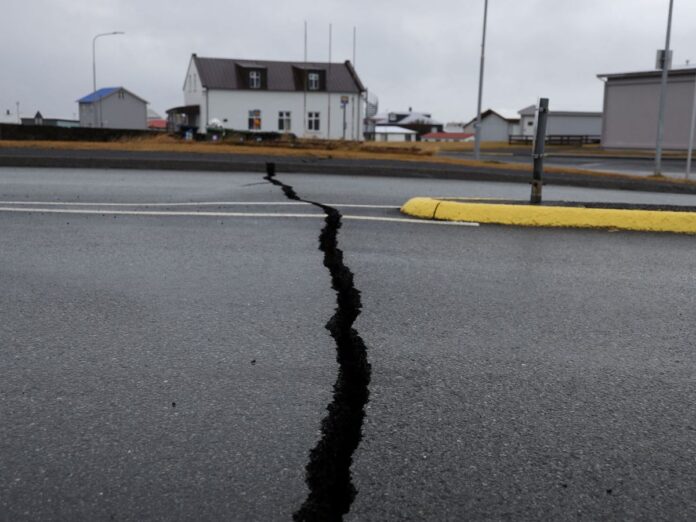 Desalojan localidad de Islandia, ante la aparición de grietas gigantes y posible erupción volcánica