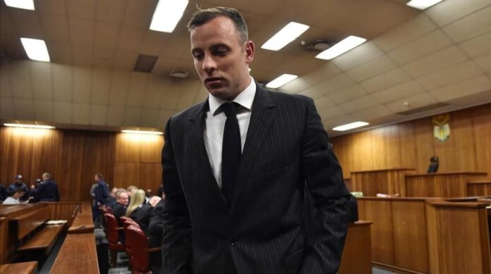 Conceden libertad condicional a Oscar Pistorius tras el asesinato de su novia