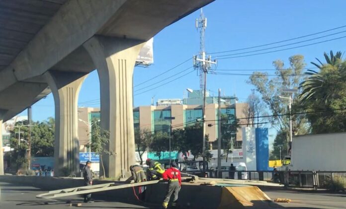 derrumbe-de-estructura-metalica-paraliza-periferico-norte-el-tecolote-diario