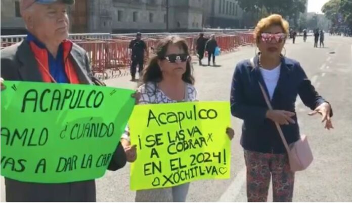 Con pancartas de “Xóchitl Va”, reciben a caravana de Acapulco, fuera de Palacio Nacional