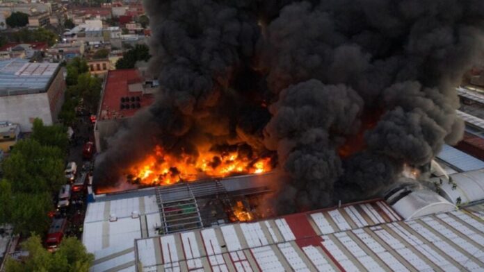 fiscalia-abre-investigacion-por-incendio-en-plaza-de-tepito-el-tecolote-diario