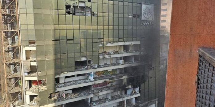 Incendio en edificio abandonado del ISSSTE, vecinos ya habían denunciado vandalismo