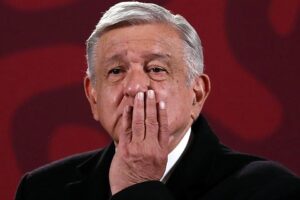 AMLO reacciona tras perder nominación en los premios ESLAND