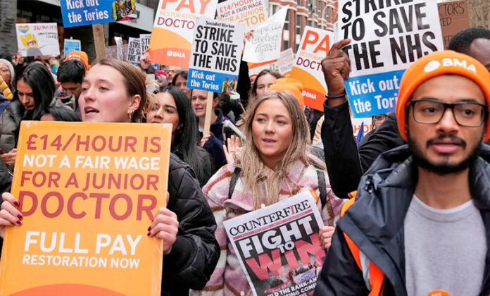 En el Reino Unido miles de médicos inician la huelga más larga en la historia del servicio de salud en Londres