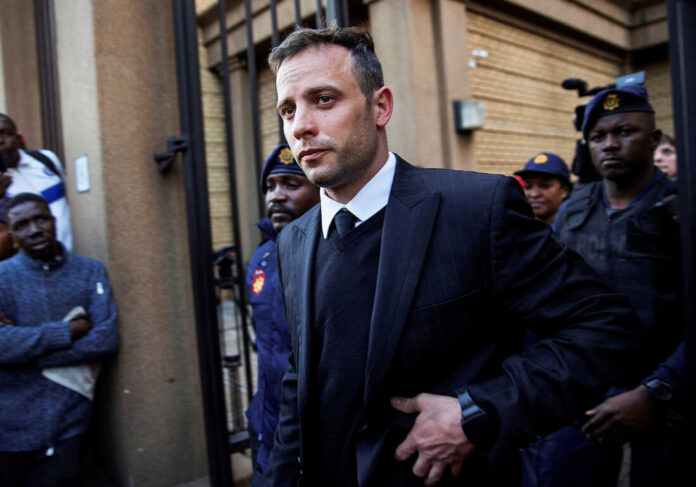 Oscar Pistorius acusado del asesinato de su novia, sale de prisión bajo libertad condicional