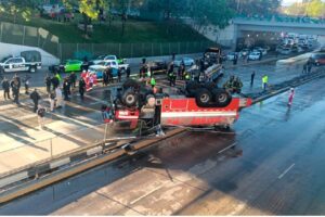 Una unidad de bomberos vuelca al dirigirse a apagar un incendio en Santiago Ahuizotla, Azcapotzalco