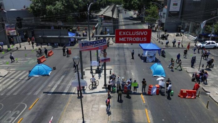 Levantan planton en Av Insurgentes por agua contaminada El Tecolote Diario