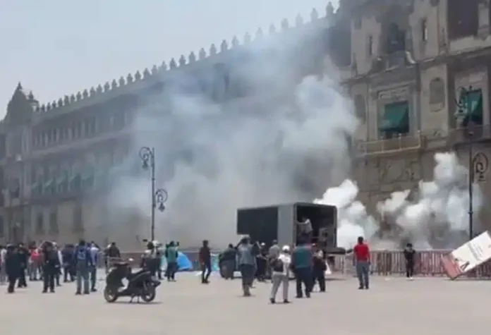 Normalistas lanzan ataque a Palacio Nacional El Tecolote Diario