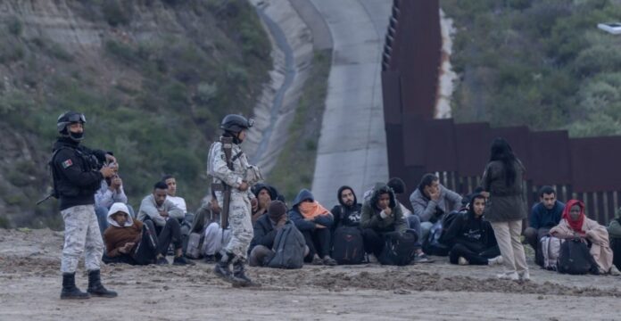 AMLO propone a biden que deporte a los migrantes a su país de origen El Tecolote Diario