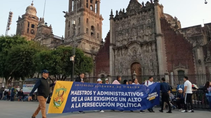 Alumnos, profesores y padres de familia de la UAS se manifestaron en Palacio Nacional El Tecolote Diario