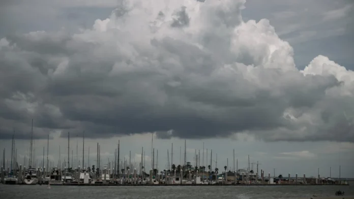 El huracán Beryl tocó tierra en Texas; deja un muerto y millón y medio de hogares sin electricidad