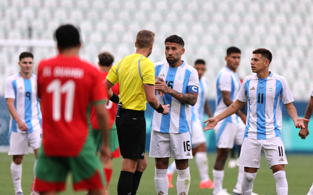 Polémica en la primera fecha del fútbol masculino en los Juegos Olímpicos en el encuentro de Argentina y Marruecos.