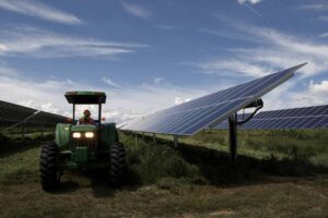 México solicita a EU que exima a paneles solares de aumento de aranceles