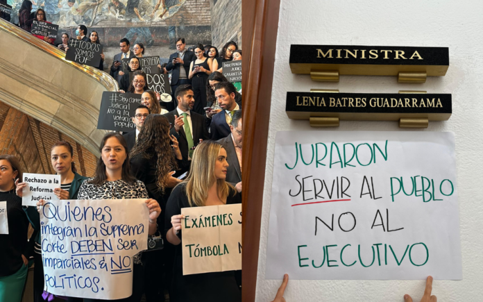 Trabajadores del Poder Judicial bloquean la corte para impedir que ministros laboren El Tecolote Diario