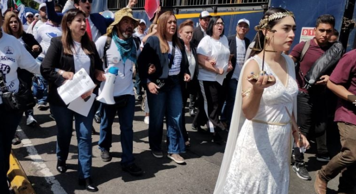 Trabajadores del Poder Judicial protestan frente a la Cámara de Diputados El Tecolote Diario