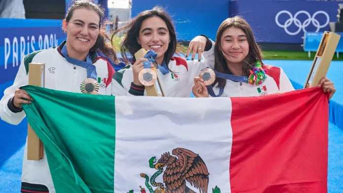 Equipo femenil de tiro con arco señala apoyo 