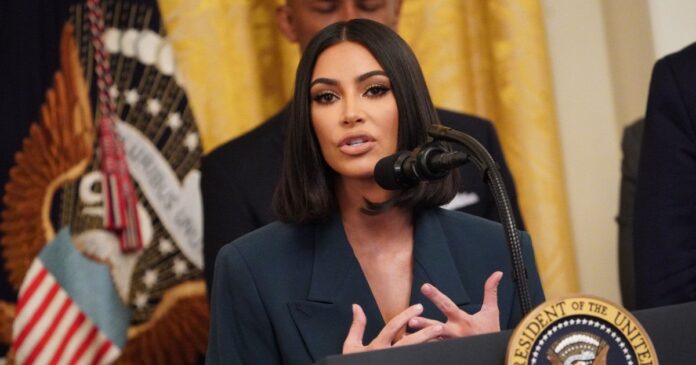 https://eltecolote.mx/2025/05/kim-kardashian-se-gradua-en-derecho-en-el-colegio-de-abogados-de-california-el-tecolote-diario/