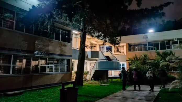 https://eltecolote.mx/2025/09/alumno-de-cch-asesina-a-companero-y-luego-intenta-suicidarse-el-tecolote-diario/