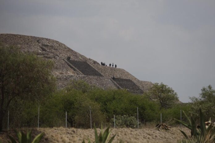 https://eltecolote.mx/2026/04/un-tiroteo-desde-la-piramide-de-la-luna-en-teotihuacan-deja-dos-muertos-y-seis-heridos-el-tecolote-diario/