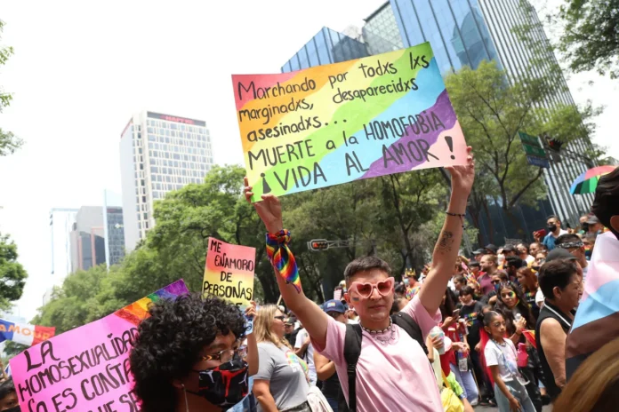 https://eltecolote.mx/2026/06/colectivos-lgbti-expresan-inconformidad-durante-la-marcha-del-orgullo-el-tecolote-diario/